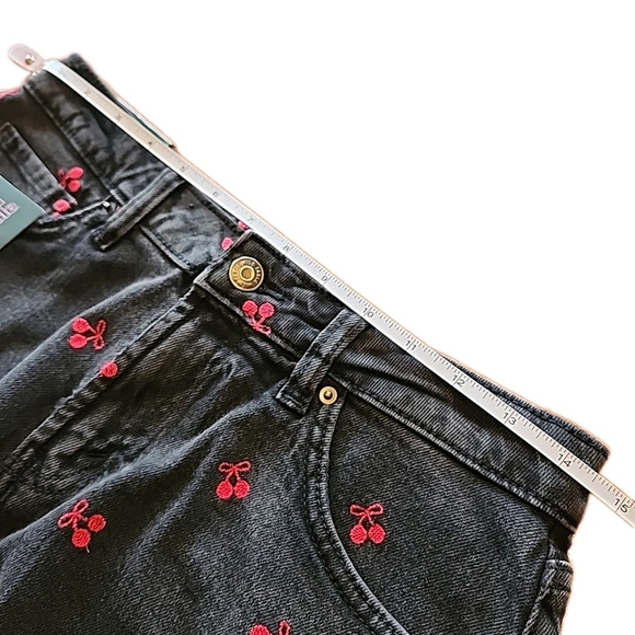 Wild fable black cherry Embroidered high rise shorts size 4/27 Stretch - Picture 5 of 7